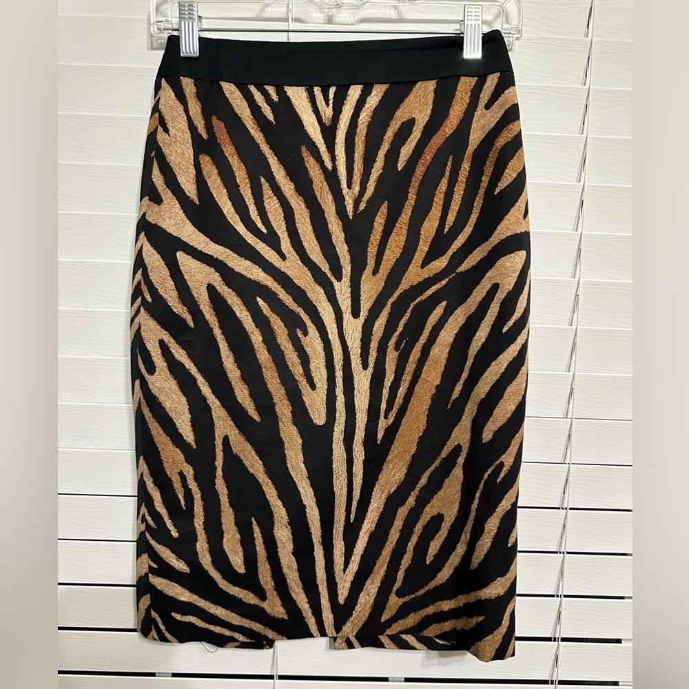🛍️ White H Black M  animal print skirt size O measurements posted.excellent.